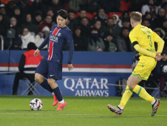 PARIS, FRANCE - NOVEMBER 30: Lee Kang In #19 of Paris Saint-Germain controls the ball against Nicolas Cozza #3 of FC Nantes during the Ligue 1 match between Paris Saint-Germain and FC Nantes at Parc des Princes on November 30, 2024 in Paris, France. (Photo by Catherine Steenkeste/Getty Images for Qatar Airways)