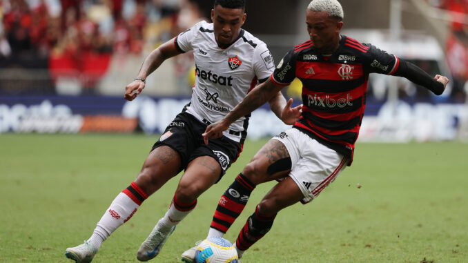 RIO DE JANEIRO, BRAZIL - DECEMBER 8: Alerrandro of Vitoria fights for the ball with Wesley Santos of Flamengo during the match between Flamengo and Vitoria as part of the last round of Brasileirao 2024 at Maracana Stadium on December 8, 2024 in Rio de Janeiro, Brazil. (Photo by Wagner Meier/Getty Images)